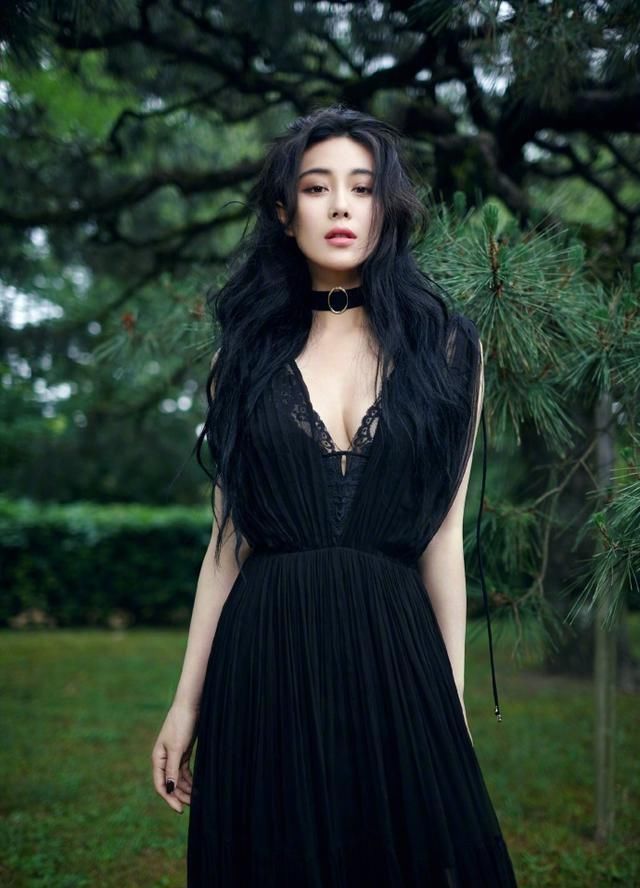  设计■张馨予婚后穿搭性感诱人，好身材一览无遗，网友：何教官不吃醋吗