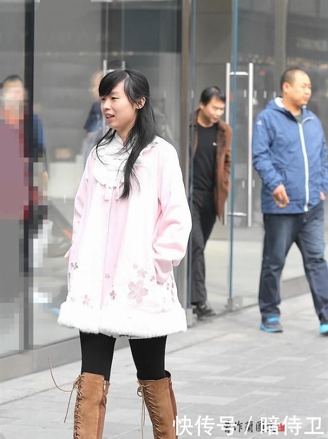  「花样」街拍：选择花样高筒靴的美女