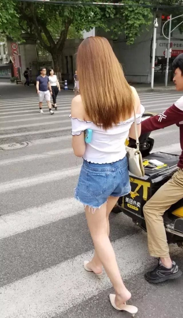 妩媚小姐姐超短牛仔热裤，苗条的身姿，气质恬静优雅