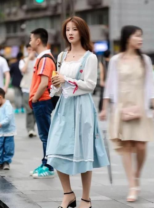  『搭配』街拍：温柔可人的美女，一件白色上衣配背带连衣裙，时尚清新靓丽