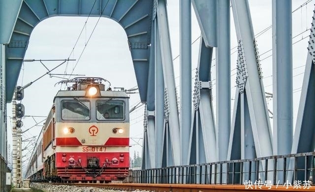  「铁路线」铁路线旁边写的“禁止双弓”是什么意思 答案和你想的