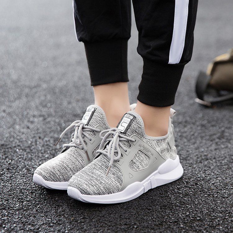 女友不爱穿高跟鞋，一直穿这样的休闲鞋，也是满满的魅力