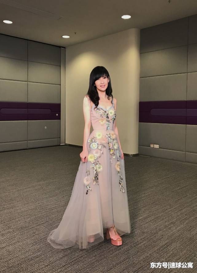 周慧敏不愧是冻龄女神，穿短裙气质十足，网友:年轻时碾压杨幂!