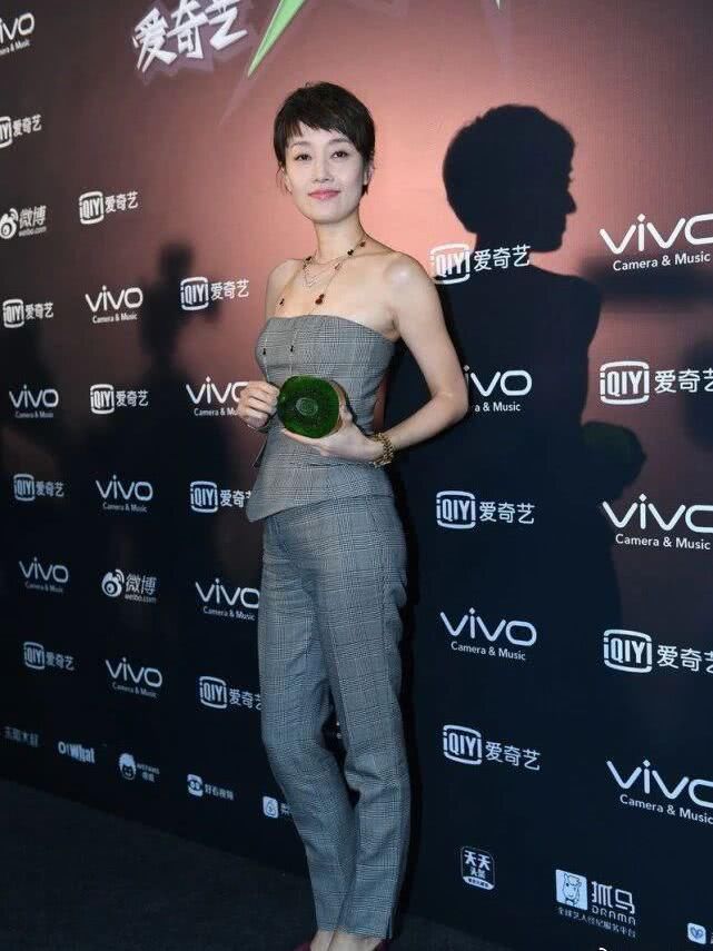  美出：马伊琍的好气质真是藏不住，穿格子套装亮相，潇洒干练美出高级感