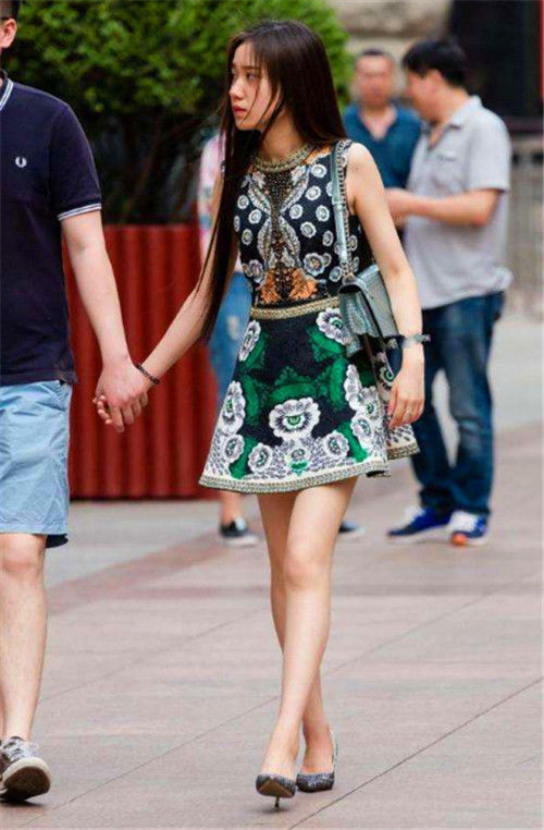 「黑底」街拍:长发美女,身穿黑底的大花裙,小姐姐很时尚哦