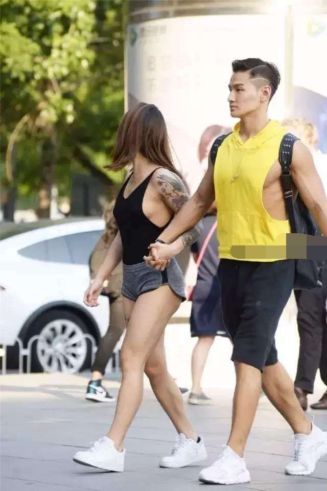 街拍: 真空出行肉肉的美女, 好身材遮不住啊