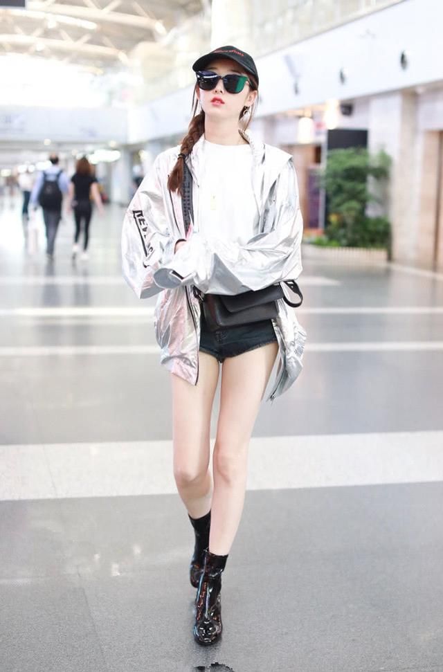 蒋梦婕太敢穿了！领口低到包不住重点，网友：里面都被看光了！