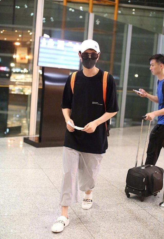 秦俊杰分手后首露面，一条阔腿裤穿成了五五分身材，网友:还显矮