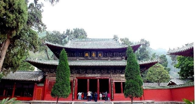 这座寺庙被称为“深山龙宫”：藏有近万条龙，还未用一颗钉子固定