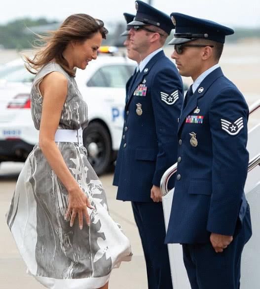 梅拉尼娅登机裙子被大风掀起，对比慌乱的凯特王妃她显得淡定的多