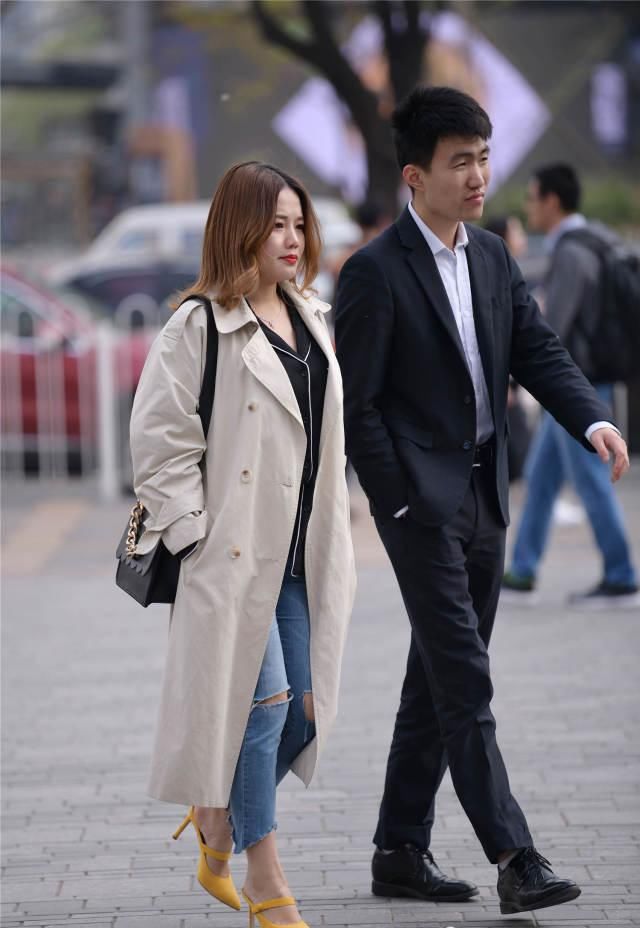 出自己：春天适合穿着高跟鞋逛街，时尚姑娘选择尖头细跟鞋，衬托气质