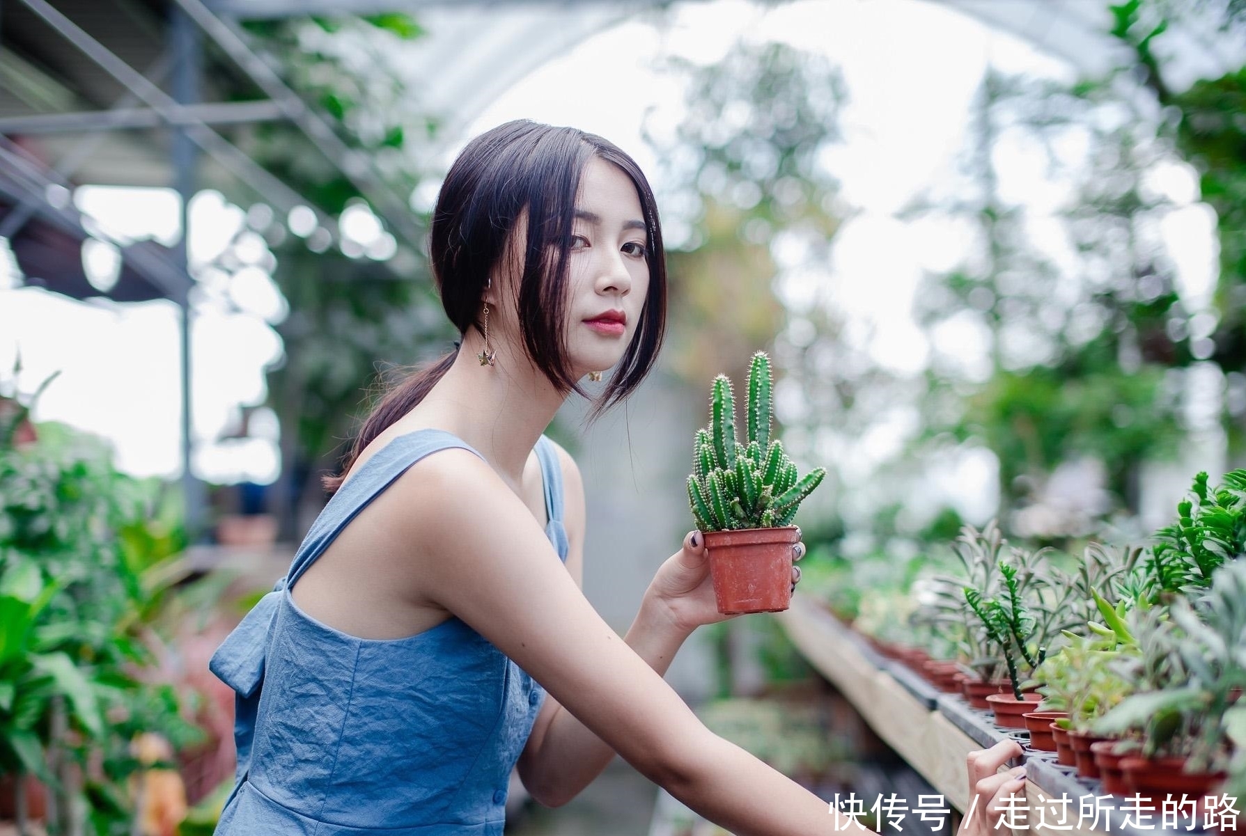  『写真』青春美少女蓝色吊带连衣裙时尚生活写真