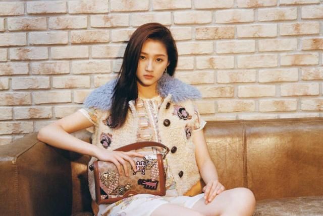 关晓彤这一身最好看，忍不住都想要剁手了