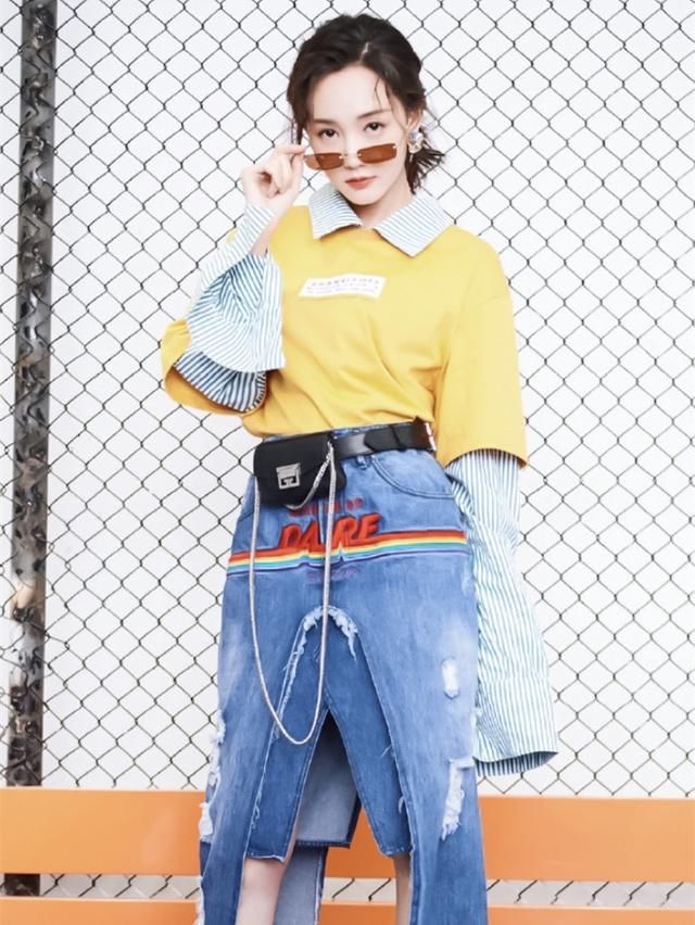 李菲儿T恤配裙有啥意思，还好开叉开得妙，网友:拿牛仔裤剪的?