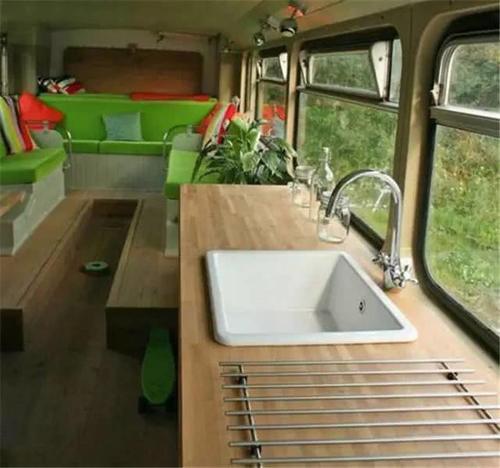 双层大巴竟能变成房车旅馆！