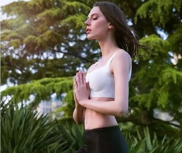 年纪轻轻就拥有飞机场?胸小是你没穿对吧