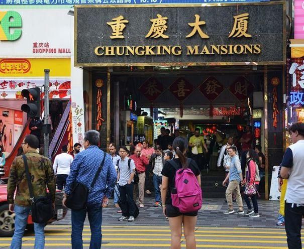 香港最低价格的租房，就算100块也没女孩敢住？答案就在门前