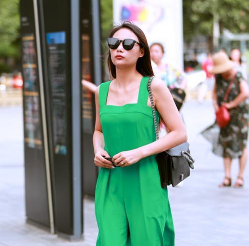 街拍：简约时尚的穿搭温柔之中又带有干练，小姐姐的长相也很美！