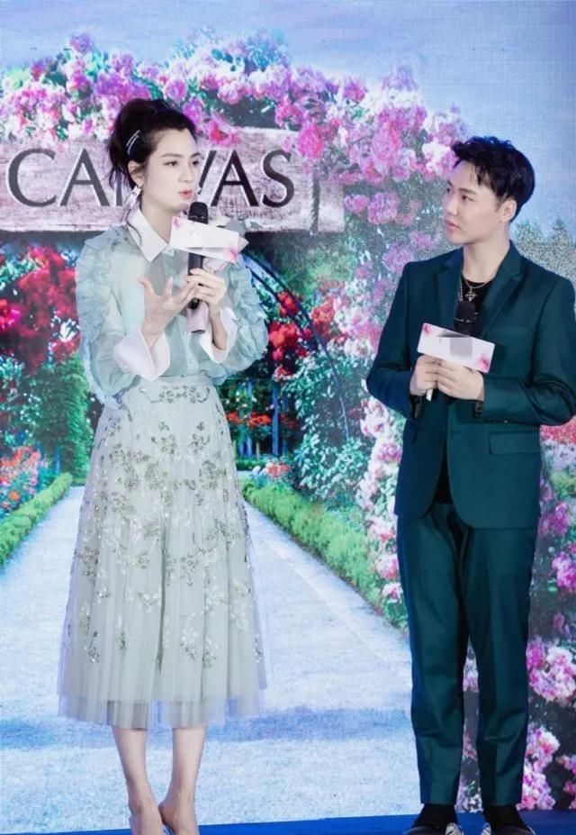  『红色』洪欣颜值高就是任性，芭比粉连衣裙也敢穿，意外减龄10岁不止