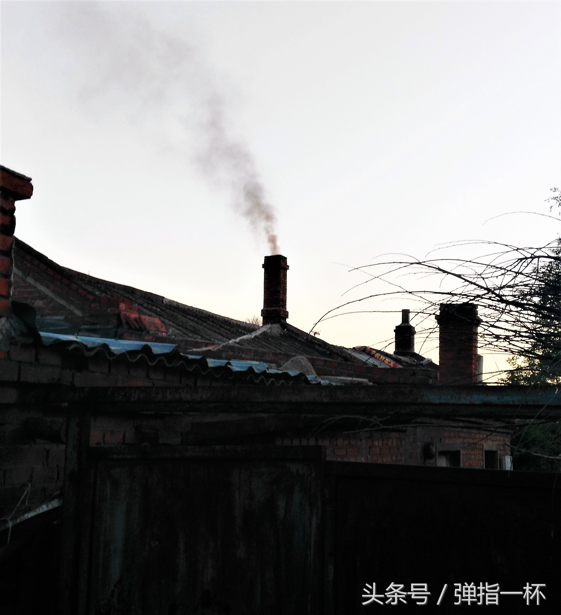 东北小镇老街人们的日常生活，时尚美女聊天的大妈喝酒的大叔都有