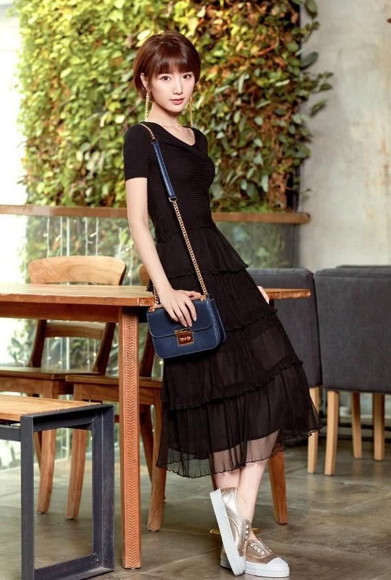 毛晓彤是闹哪样？穿一双45码高跟鞋，用“牙签”支撑不怕断吗