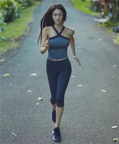 运动女孩身穿运动紧身裤显出丰腴身材，俏丽的背影终生难忘