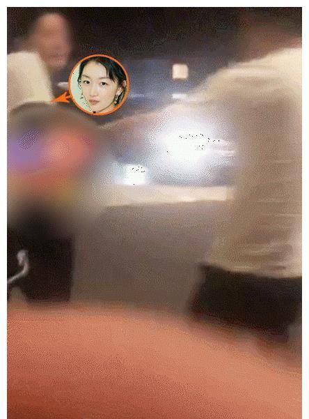 【用餐】周冬雨太豁出去！深更半夜与电影导演用餐遭灌醉，昏迷不醒被扶回酒店餐厅