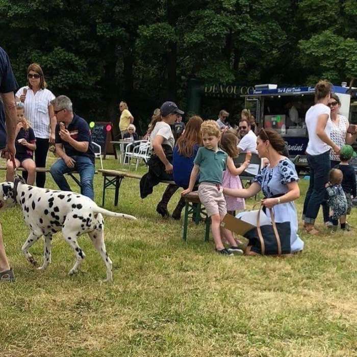 凯特王妃带儿女郊游, 小公主吃着冰激凌, 小王子扭头看远方