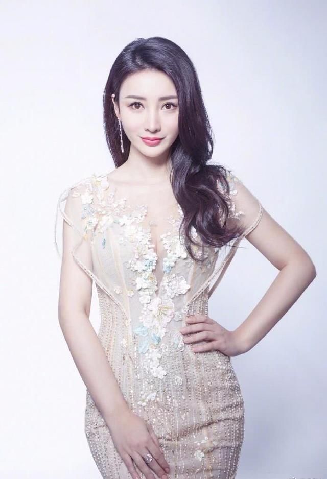 柳岩深V透视裙露沟，网友盯下半身：左手遮完右手遮，想忽视都难