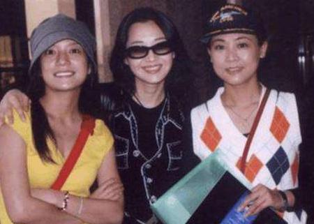 48岁许晴与41岁赵薇出游照流出, 一个嫩的掐出水, 一个老的认不出