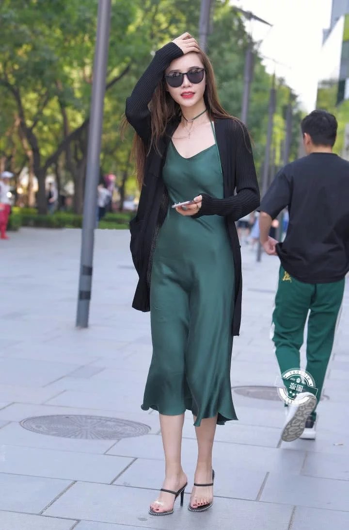 气质御姐吊带长裙出尘脱俗，走起路来裙身绷出的线条，吸睛无数
