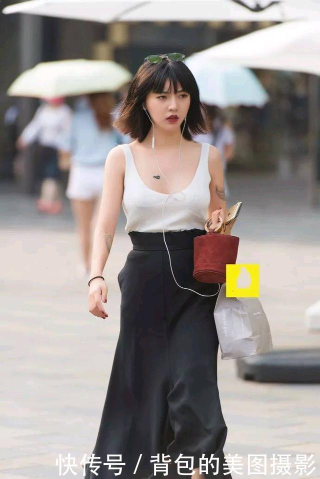 路人街拍，迷人的锁骨，让小姐姐气质非常的出众