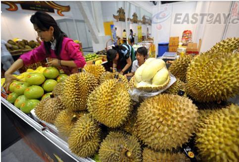 中国游客来泰国旅游, 硬着头皮买了一个榴莲, 结账时: 怎么会?