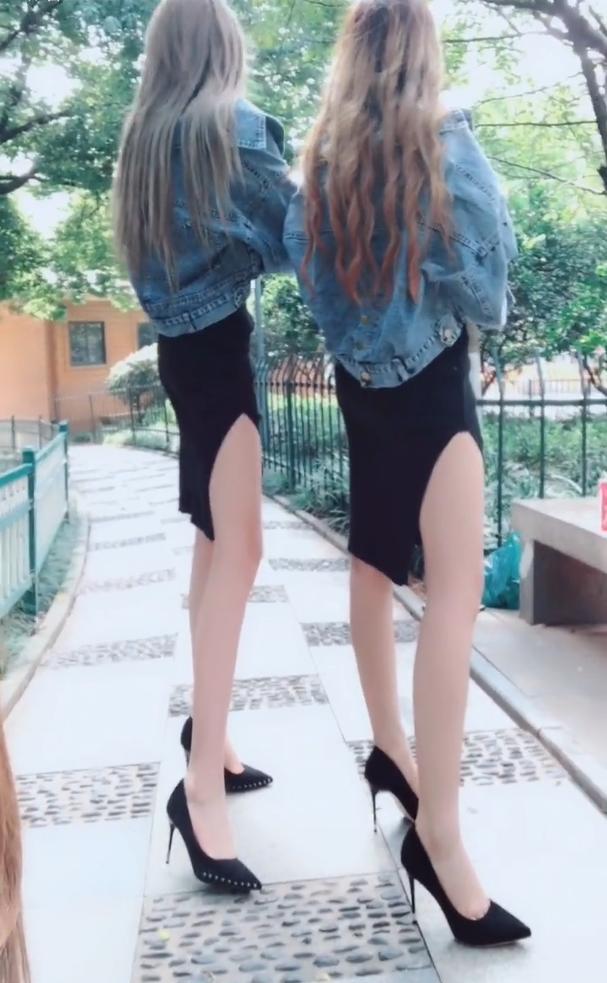 街拍：一对姐妹花街头秀美腿，这样穿回头率高
