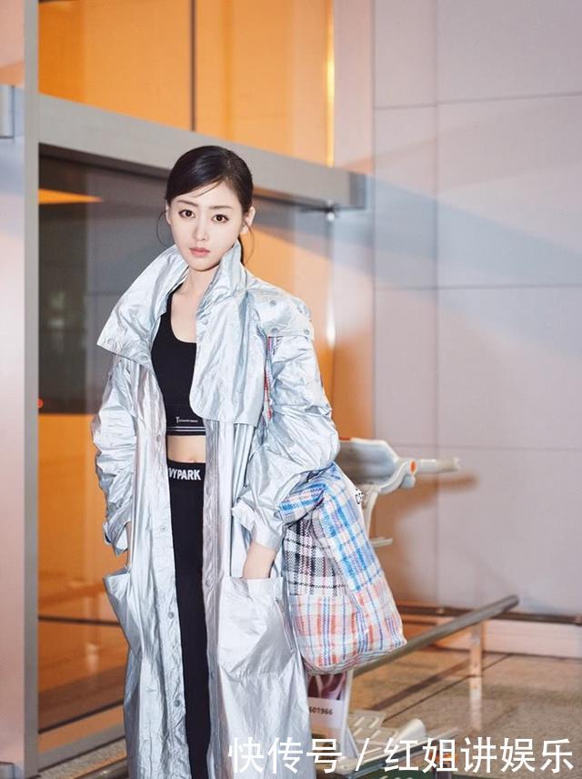 张天爱穿银色风衣秀马甲线，气场全开时髦到炸，却被编织袋抢镜！