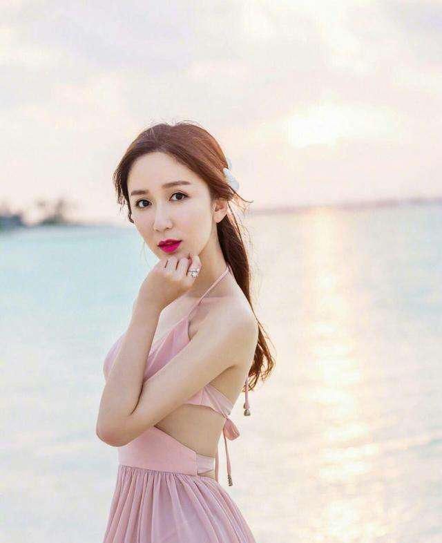 娄艺潇小姐姐@春天到了怎么穿,爱豆街拍穿搭,时尚女孩的穿搭范本!