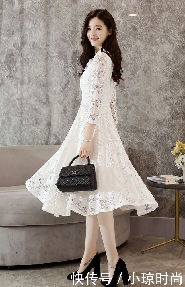 纯白蕾丝连衣裙，转圈转身，都像是盛放的洁白花朵，芳香迷人