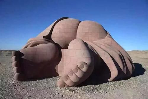 沉睡的沙漠巨婴,以戈壁为床大地为被