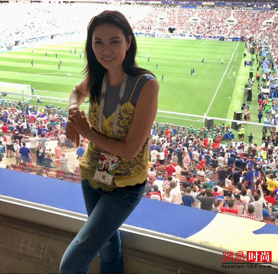 邓文迪穿深v碎花吊带难怪能推倒小27岁男友