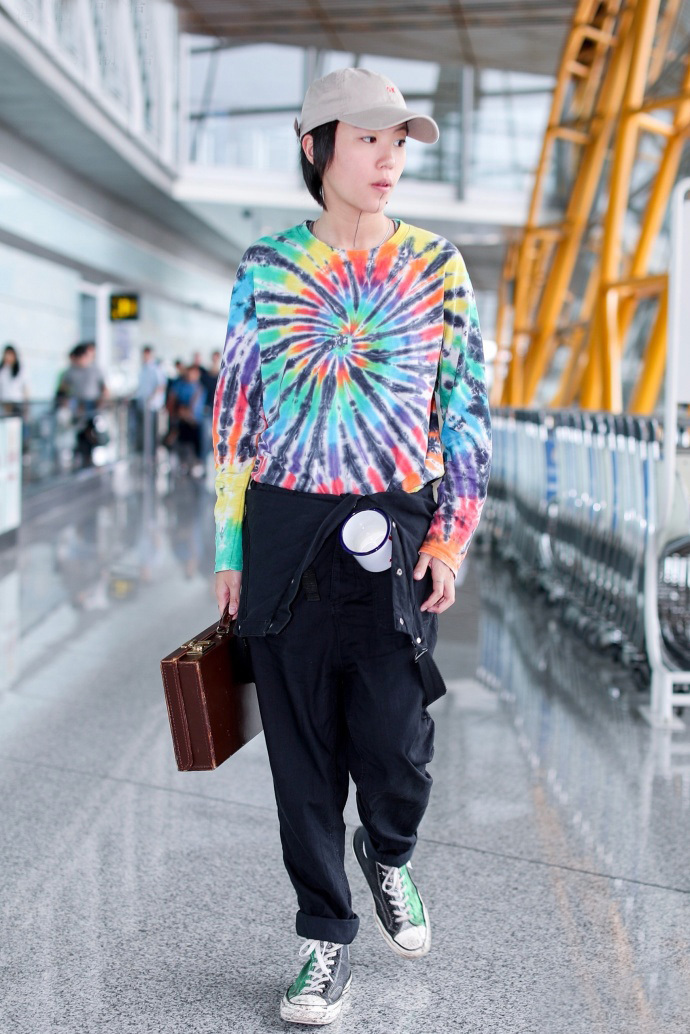 窦靖童又把茶缸子挂腰上，大夏天却穿毛衣，网友：王菲这都不管？