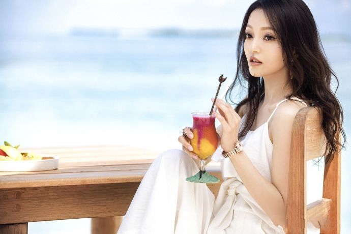 张韶涵穿薄纱裙，呈现出惊艳的小蛮腰，网友：很时尚！