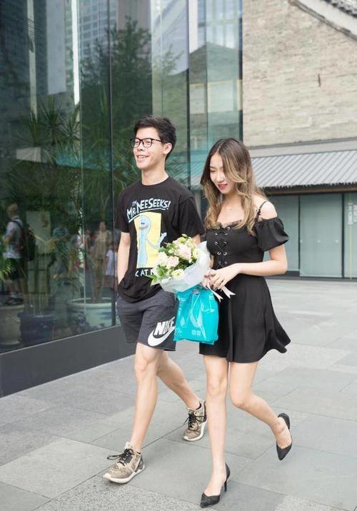 路人街拍，小姐姐身材丰腴又窈窕，穿上短裤，超高回头率！