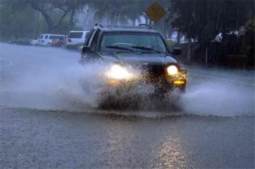 开车时有这“4个习惯”的，基本都是开车高手，90％是老司机！