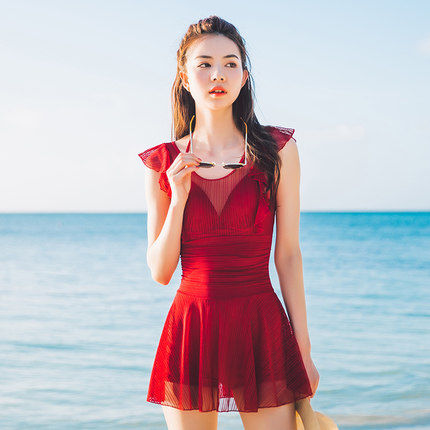 担心三点式泳衣走光?穿这样的泳衣去游泳回头率才高,优雅有魅力