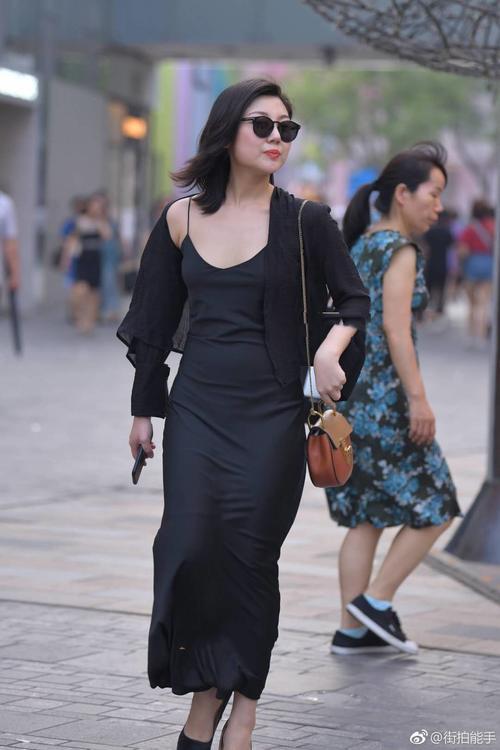 街拍:要清新还是耍性感?一件飘逸吊带裙满足你所有需求!