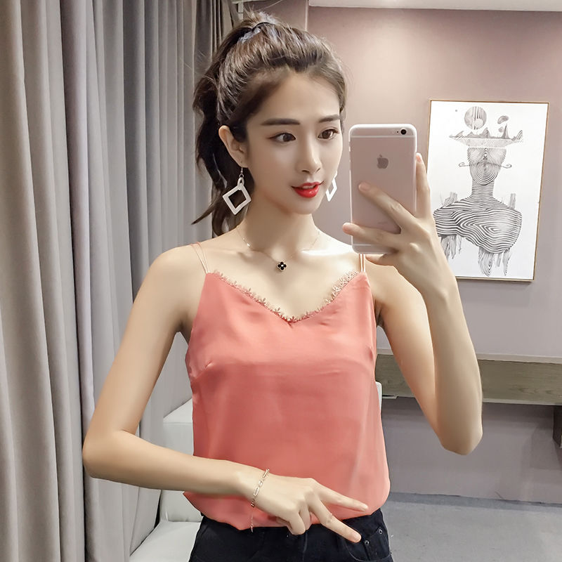 吊带:无法抵挡的纤细诱惑，玩转夏日海边度假风