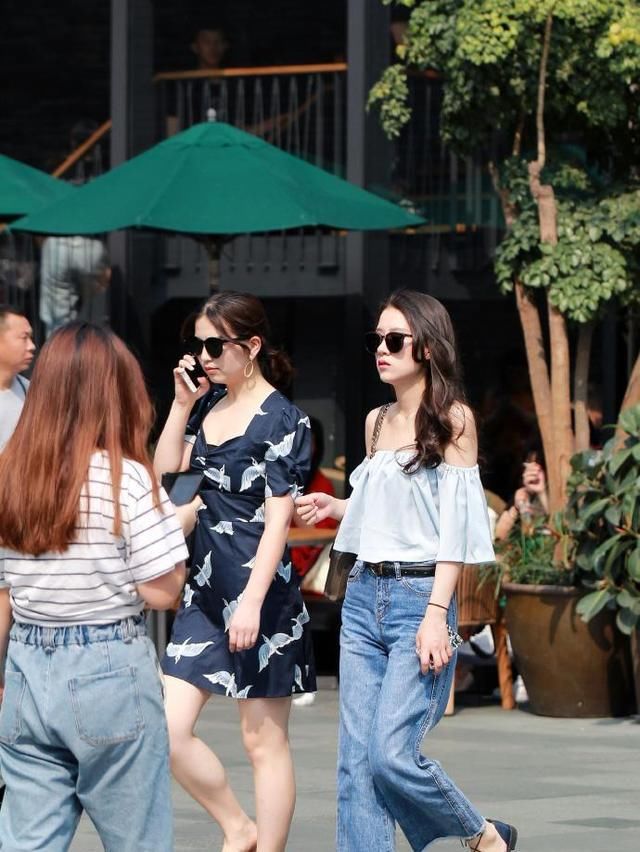 素人街拍:吊带装or一字肩，哪一款更能凸显迷人锁骨