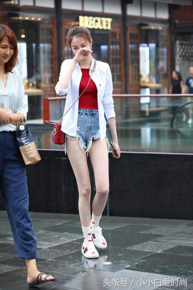 雨天偶遇肤白的短裤小姐姐，拥有逆天的颜值和无视比例的长腿