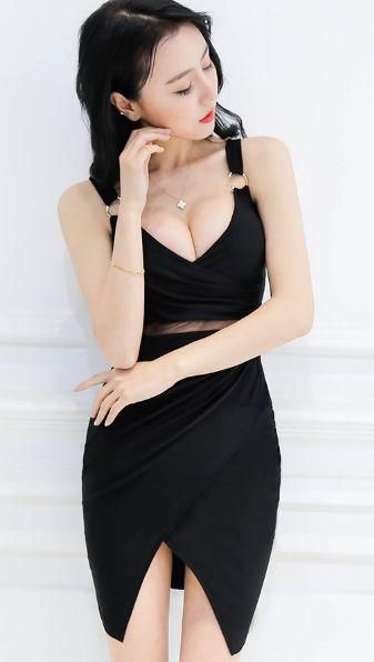 五官标致的包臀裙小姐姐,全身的装扮双腿是很大的亮点!