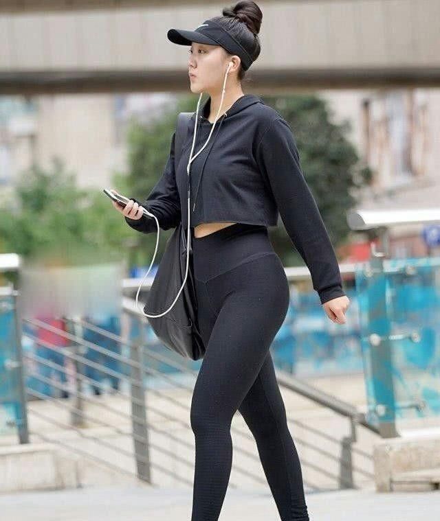  【女性】街拍：性感紧身打底裤小姐姐，彰显出女性的时尚魅力！